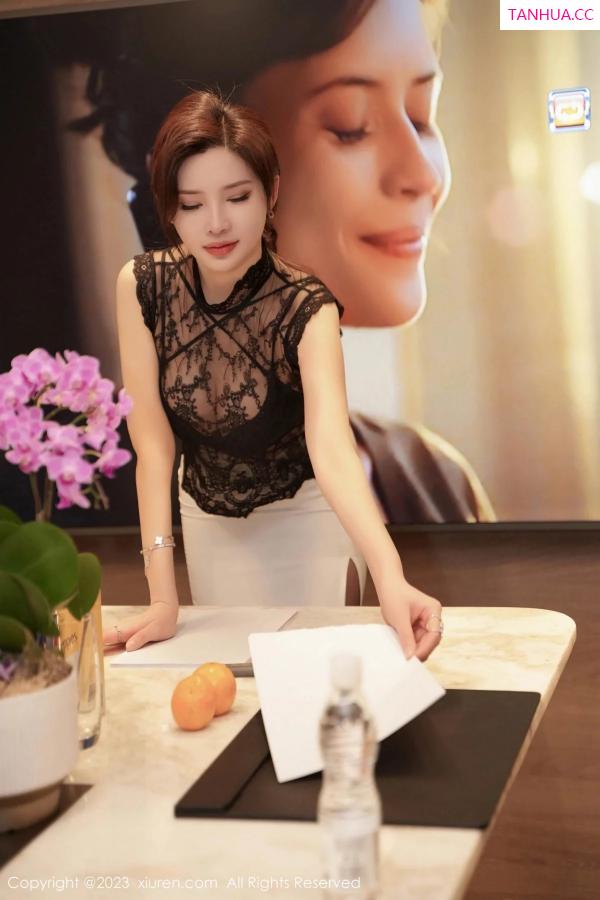 周妍希 奶瓶土肥圆 [XiuRen]高清写真图 2023.12.11 No.7792 Carol周妍希 黑丝美臀第11张图片